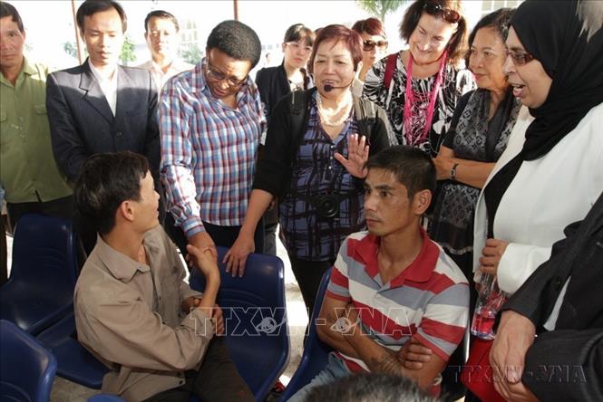 Nhóm Tư vấn Liên minh Nghị viên Thế giới (IPU) về HIV/AIDS, chăm sóc sức khỏe và bà mẹ trao đổi với bệnh nhân sử dụng thuốc Methadone để cai nghiện tại trạm y tế huyện Mường Ảng (Điện Biên) theo chương trình điều trị sớm 2.0 (2014). Ảnh: Phương Hoa – TTXVN