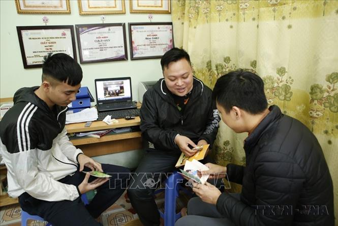 Nhằm thực hiện mục tiêu 90 - 90 - 90, Thái Nguyên triển khai hiệu quả các chuơng trình, dự án của Bộ Y tế đạt 79,38% người nhiễm HIV biết được tình trạng nhiễm của mình, 72,98% người nhiễm HIV được điều trị bằng thuốc ARV kháng vi rút và đạt 95,74% số người đang điều trị có tải lượng HIV ở mức thấp (2019). Ảnh: Dương Ngọc – TTXVN