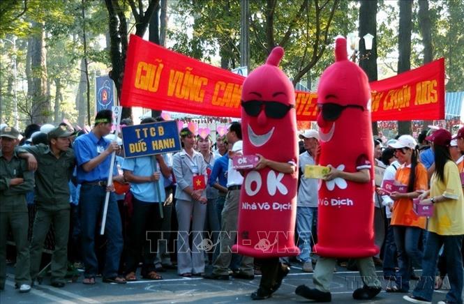 Nhằm cổ động tích cực trong việc phòng chống HIV/AIDS, bao cao su hiệu OK được phát miễn phí trong lễ mít tinh Ngày Thế giới Phòng chống AIDS (1/12) và Hội trại phòng chống AIDS 2006 được tổ chức tại Tp.HCM. Ảnh: Thế Anh - TTXVN