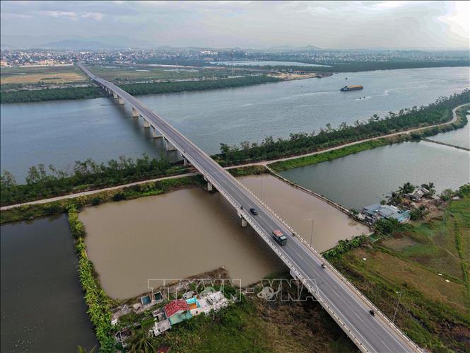 Cầu Sông Chanh 2 bắc qua sông Chanh, dài trên 769 m, rộng trên 12m, gồm 16 trụ với 2 làn xe. Ảnh: Hoàng Hiếu – TTXVN