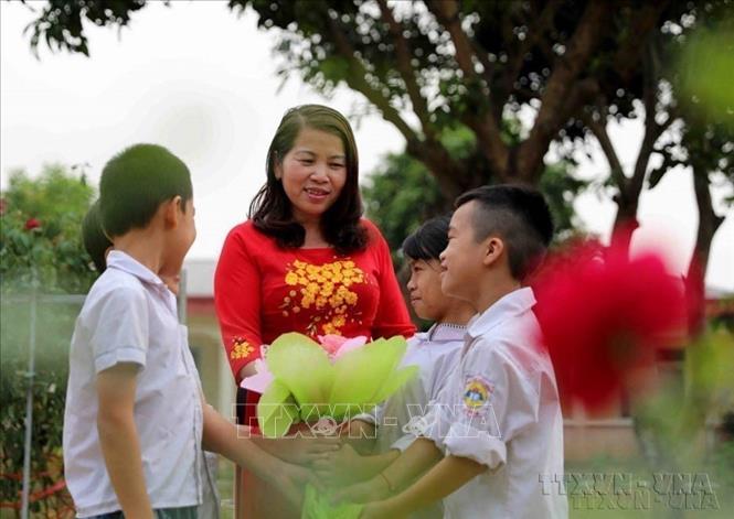 Cô giáo Đinh Thị Thủy, người dành trọn tình thương cho lớp học của trẻ mồ côi, bị cha mẹ bỏ rơi, mang trong mình căn bệnh thế kỷ HIV/AIDS tại Trung tâm Chữa bệnh giáo dục lao động xã hội số 2 (xã Yên Bài, huyện Ba Vì, Hà Nội). Ảnh: Thanh Tùng-TTXVN