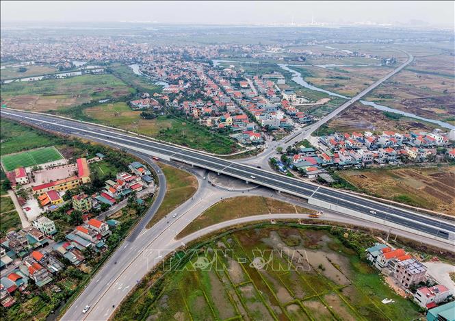 Các tuyến giao thông thị xã Quảng Yên được xây dựng đồng bộ, hiện đại. Ảnh: Hoàng Hiếu - TTXVN
