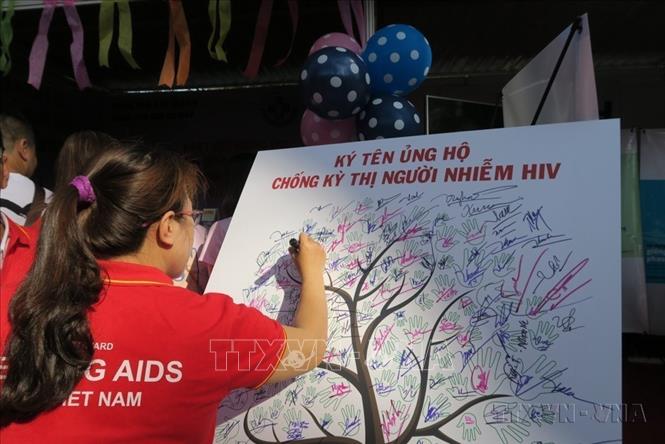 Bộ Y tế cùng Chương trình Phối hợp của Liên hợp quốc về HIV/AIDS (UNAIDS) tại Việt Nam tổ chức Lễ phát động Tháng hành động quốc gia phòng, chống HIV/AIDS với thông điệp: “Hãy hành động để hướng tới mục tiêu 90-90-90 vào năm 2020”. Ảnh: Đinh Hằng – TTXVN