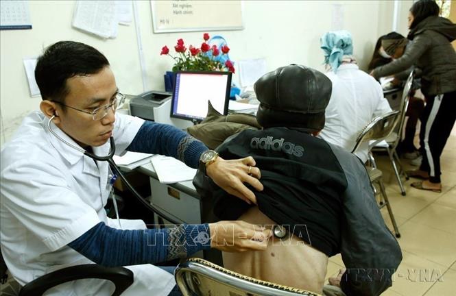 Nhân viên y tế tư vấn, giám sát bệnh nhân ma túy cai nghiện bằng Methadone tại cơ sở điều trị huyện Đại Từ (Thái Nguyên). Ảnh: Dương Ngọc- TTXVN