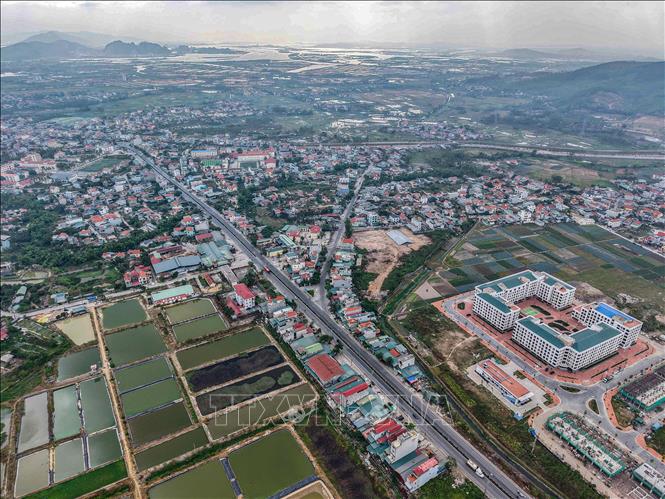 Hạ tầng đô thị, giao thông thị xã Quảng Yên ngày càng khang trang, hiện đại. Ảnh: Hoàng Hiếu – TTXVN
