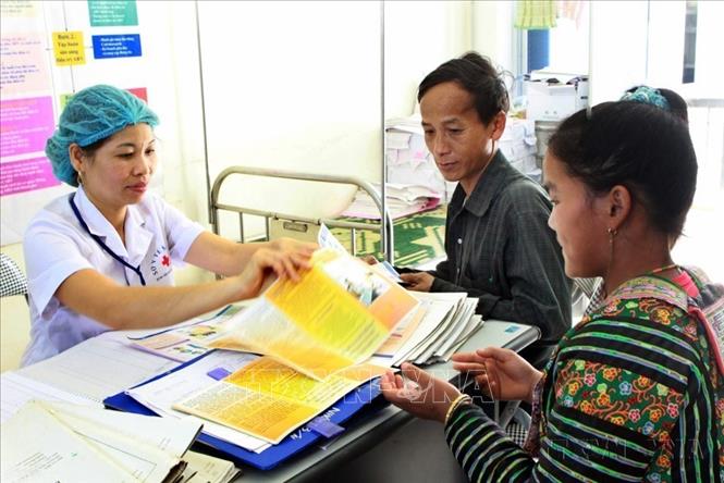 Cán bộ y tế truyền thông phương pháp điều trị ARV cho người nhiễm HIV/AIDS tại trung tâm y tế huyện Mường La, Sơn La. Ảnh: Dương Ngọc - TTXVN