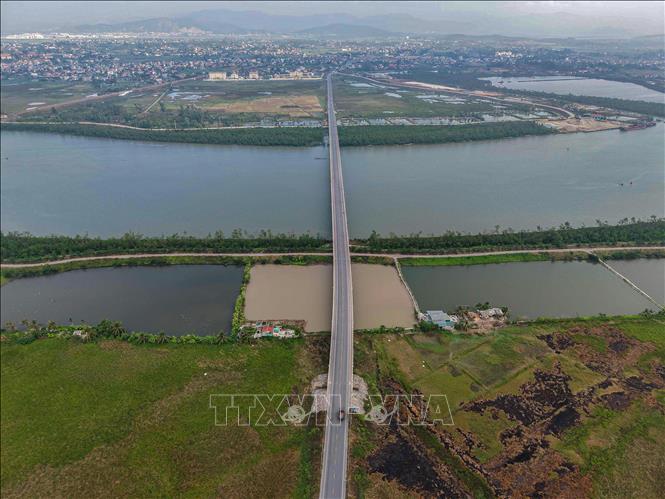 Cầu Sông Chanh 2 hoàn thành, kết nối đồng bộ giao thương cho nhân dân và 5 khu công nghiệp trong khu kinh tế ven biển Quảng Yên. Ảnh: Hoàng Hiếu - TTXVN
