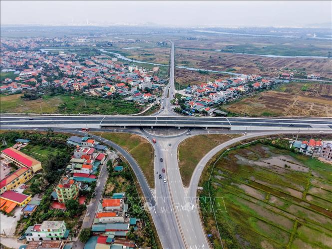 Hệ thống giao thông thị xã Quảng Yên ngày càng hiện đại, đồng bộ. Ảnh: Hoàng Hiếu – TTXVN