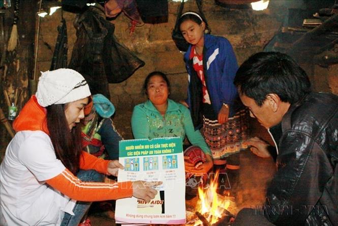 Nhân viên y tế tuyên truyền phòng chống HIV/AIDS cho người dân xã biên giới Sin Suối Hồ, huyện Phong Thổ, tỉnh Lai Châu. Ảnh: Dương Ngọc – TTXVN

