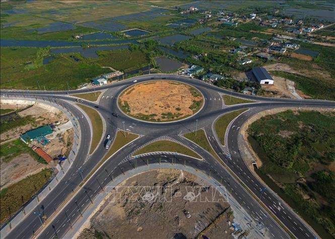 Hệ thống giao thông hiện đại trên địa bàn thị xã Quảng Yên. Ảnh: Hoàng Hiếu – TTXVN