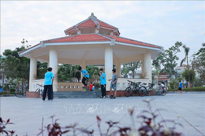 Hạ tầng đô thị thị xã Quảng Yên ngày càng khang trang, hiện đại, phục vụ nhu cầu đời sống của người dân. Ảnh: Hoàng Hiếu - TTXVN