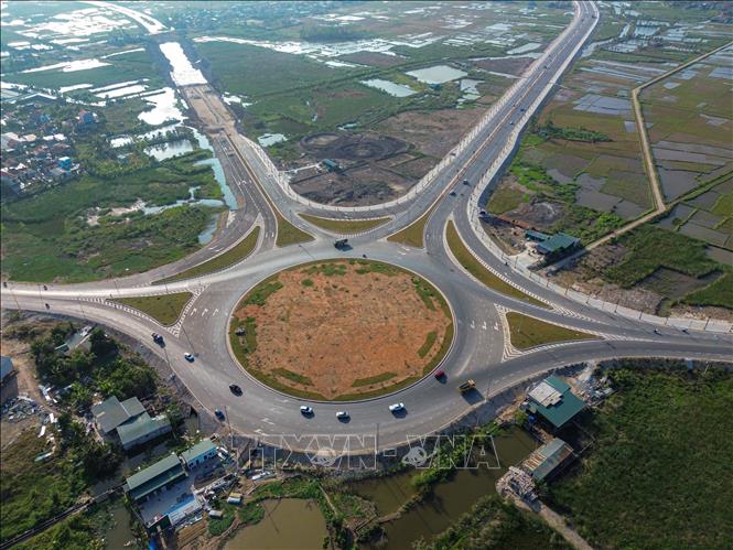 Hạ tầng đô thị, giao thông thị xã Quảng Yên ngày càng đồng bộ, khang trang, hiện đại. Ảnh: Hoàng Hiếu – TTXVN