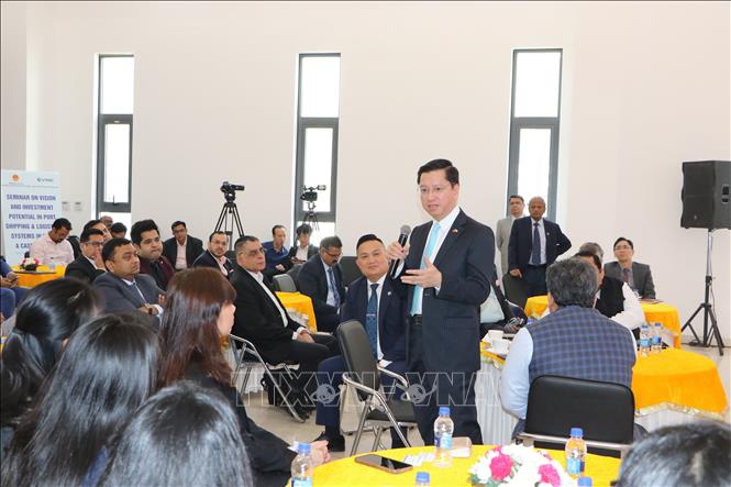 Đại sứ Việt Nam tại Ấn Độ Nguyễn Thanh Hải giải đáp những thắc mắc của đại biểu tại hội thảo. Ảnh: Ngọc Thúy - P/v TTXVN tại Ấn Độ