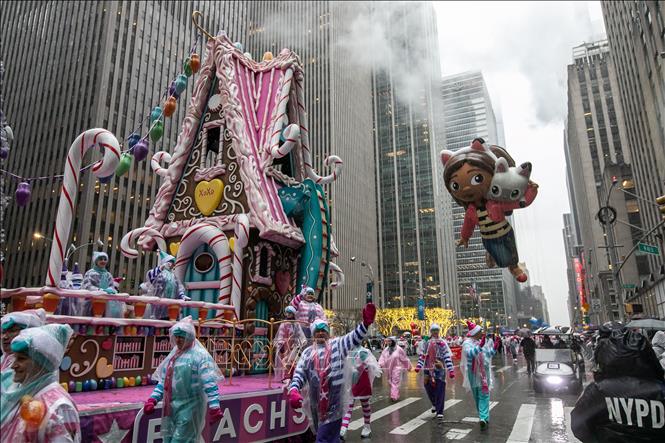 Bóng bay khổng lồ tại Lễ diễu hành Macy's dịp lễ Tạ ơn, ở New York, Mỹ, ngày 28/11/2024. Ảnh: THX/TTXVN