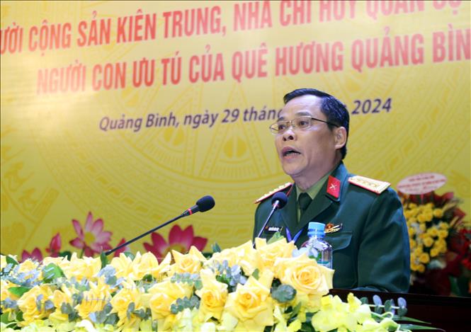Đại tá, PGS. TS Nguyễn Văn Sáu, Phó Viện trưởng Viện Lịch sử quân sự báo cáo đề dẫn tại Hội thảo. Ảnh: Tá Chuyên - TTXVN
