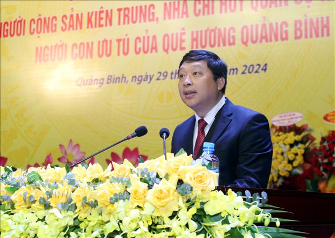 Tiến sĩ Đinh Quang Thành, Phó Tổng Biên tập Tạp chí Lý luận chính trị - Học viện Chính trị quốc gia Hồ Chí Minh trình bày tham luận tại Hội thảo. Ảnh: Tá Chuyên - TTXVN