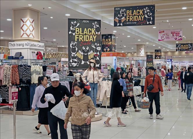 Rất đông khách đến sắm tại AEON Long Biên ngày Black Friday 2024. Ảnh: Trần Việt - TTXVN
