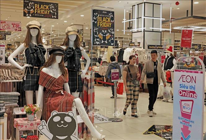 Rất đông khách đến sắm tại AEON Long Biên ngày Black Friday 2024. Ảnh: Trần Việt - TTXVN