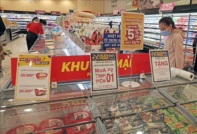 Khách hàng lựa chọn mua sắm tại AEON Long Biên. Ảnh: Trần Việt - TTXVN