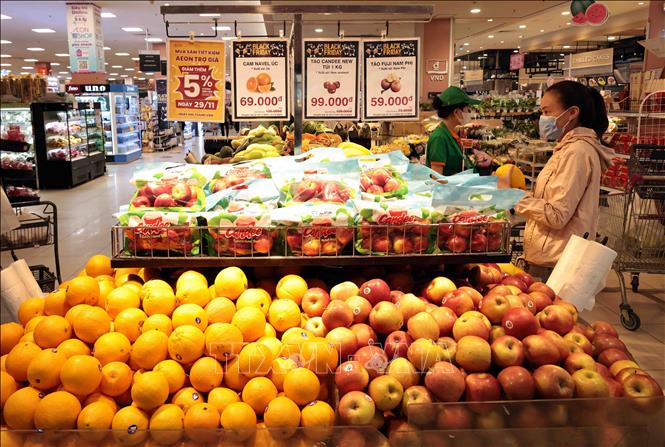 Khách hàng lựa chọn mua sắm tại AEON Long Biên. Ảnh: Trần Việt - TTXVN