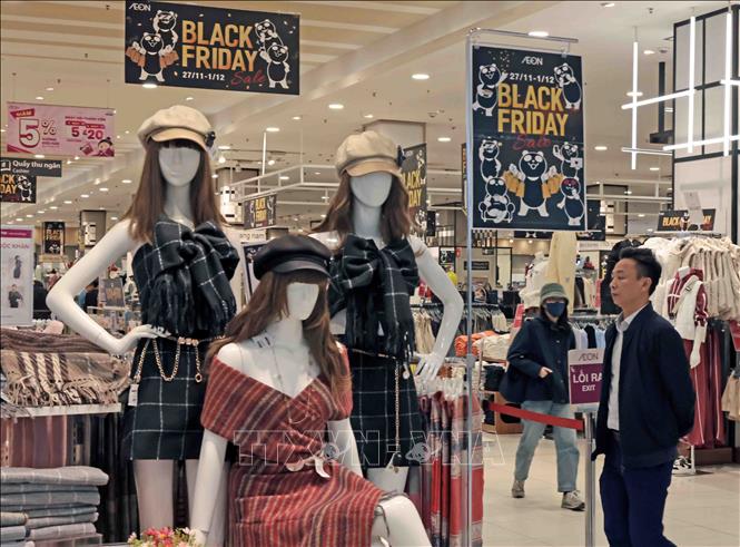 Rất đông khách đến sắm tại AEON Long Biên ngày Black Friday 2024. Ảnh: Trần Việt - TTXVN