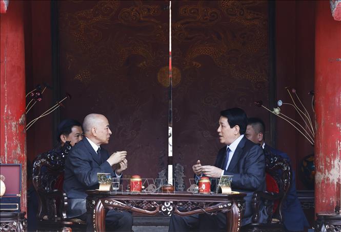 State President Luong Cuong and Cambodian King Preah Bat Samdech Preah Boromneath Norodom Sihamoni enjoy rare Vietnamese tea. VNA Photo: Lâm Khánh 