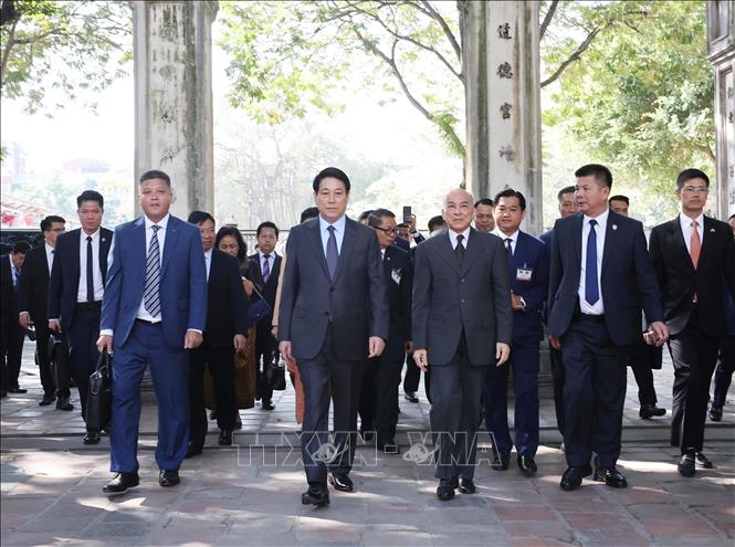 Cambodian King Preah Bat Samdech Preah Boromneath Norodom Sihamoni and State President Luong Cuong visit the Temple of Literature. VNA Photo 