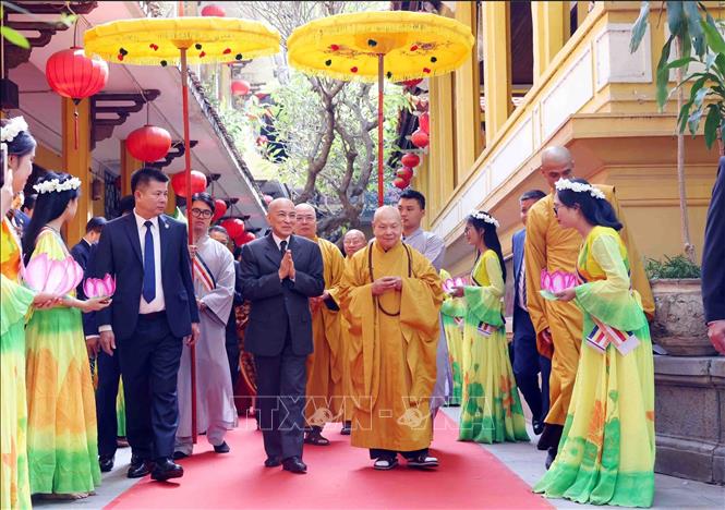 Cambodian King Preah Bat Samdech Preah Boromneath Norodom Sihamoni visits Quan Su Pagoda. VNA Photo 