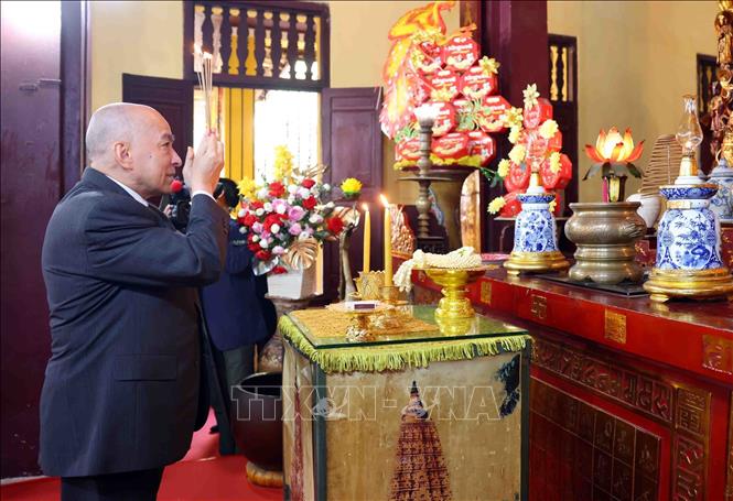 Cambodian King Preah Bat Samdech Preah Boromneath Norodom Sihamoni offers incense at Quan Su Pagoda. VNA Photo 
