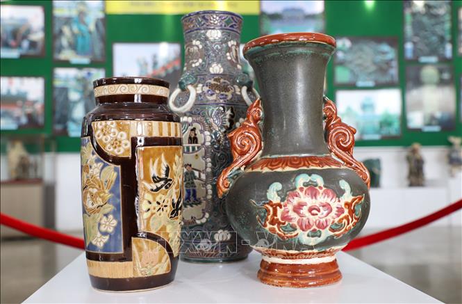 Sản phẩm gốm thủ công với những hoa văn độc đáo của gốm Biên Hòa được trưng bày tại triển lãm. Ảnh: Lê Xuân - TTXVN