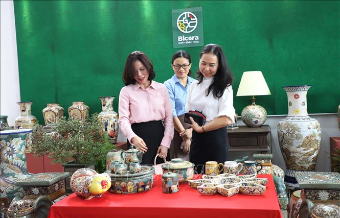 Khách tham quan triển lãm. Ảnh: Lê Xuân - TTXVN