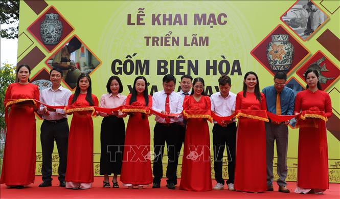 Các đại biểu cắt băng khai mạc triển lãm. Ảnh: Lê Xuân - TTXVN