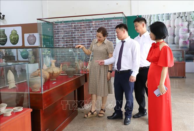Khách tham quan các khu trưng bày gốm tại triển lãm. Ảnh: Lê Xuân - TTXVN
