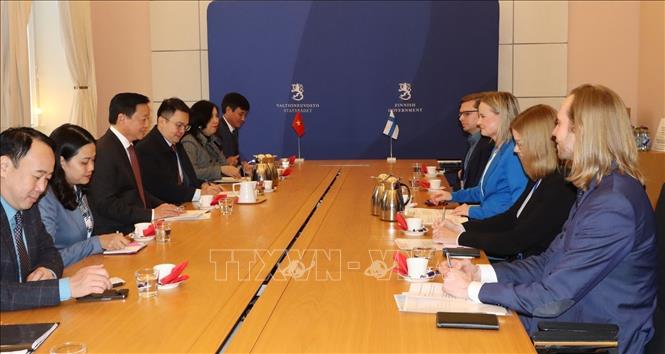 Deputy Prime Minister Tran Hong Ha at the talks with Finnish Deputy Prime Minister and Minister of Finance Rikka Purra. VNA Photo: Hương Giang