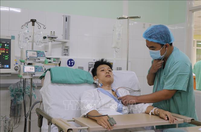Bác sĩ kiểm tra sức khỏe cho bệnh nhân. Ảnh: Tường Vi - TTXVN