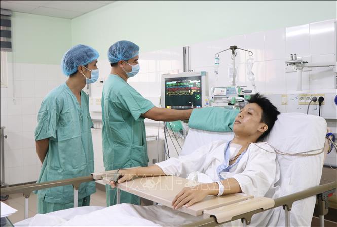 Hiện tại, bệnh nhân tự ăn uống vận động tại giường, các xét nghiệm đều trong giới hạn bình thường. Ảnh: Tường Vi - TTXVN
