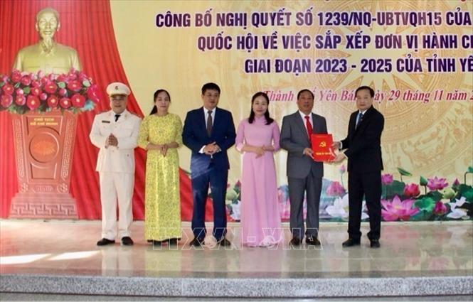 Lãnh đạo Thành uỷ Yên Bái trao Quyết định thành lập Ban chấp hành Đảng bộ phường Hồng Hà. Ảnh: TTXVN phát