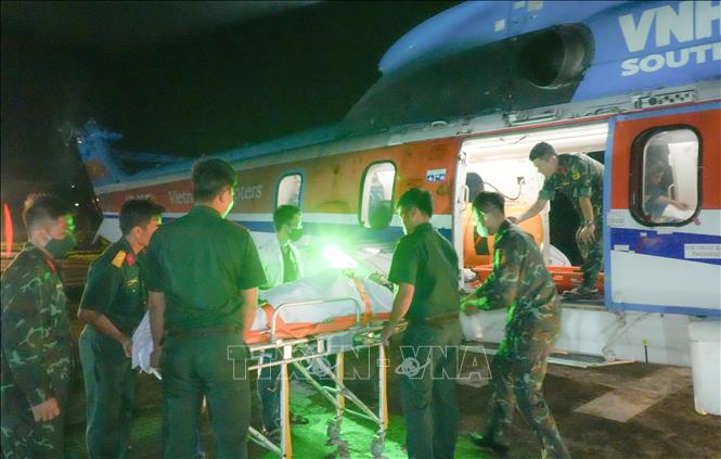 Bệnh nhân được đưa lên trực thăng vận chuyển về đất liền điều trị. Ảnh: TTXVN phát