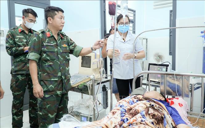 Tổ cấp cứu đường không Bệnh viện Quân y 175 tiếp cận và trực tiếp kiểm tra bệnh nhân tại Bệnh xá đảo Thổ Chu (Kiên Giang). Ảnh: TTXVN phát
