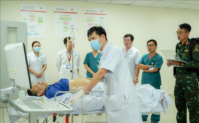 Bác sĩ Bệnh viện Quân y 175, Thành phố Hồ Chí Minh thực hiện kiểm tra, khám cho bệnh nhân khi nhập viện. Ảnh: TTXVN phát