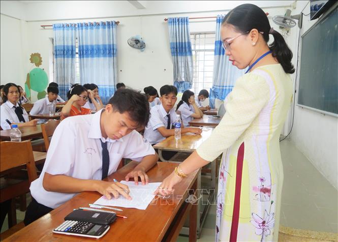 Thí sinh điều chỉnh những sai sót trong thông tin cá nhân theo hướng dẫn của giáo viên. Ảnh: Ánh Tuyết - TTXVN