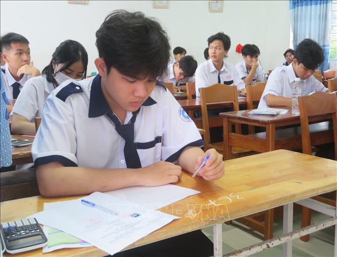Thí sinh kiểm tra thiết bị làm bài tuân thủ đúng quy chế thi. Ảnh: Ánh Tuyết - TTXVN