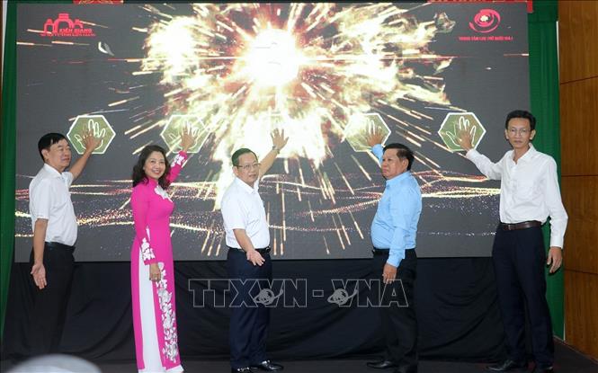 Đại biểu ấn nút khai mạc triển lãm. Ảnh: Lê Huy Hải - TTXVN