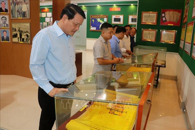 Đại biểu tham quan trưng bày tài liệu lưu trữ. Ảnh: Lê Huy Hải - TTXVN