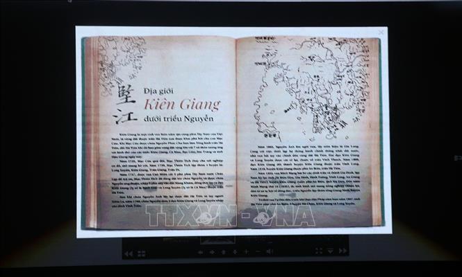 Trình chiếu hình ảnh, tài liệu trực tuyến. Ảnh: Lê Huy Hải - TTXVN