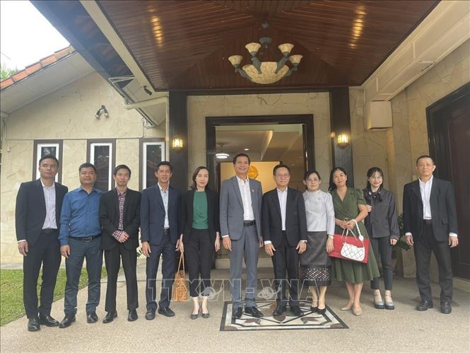 Đại sứ Việt Nam tại Malaysia Đinh Ngọc Linh (giữa) cùng đoàn đại biểu chụp ảnh lưu niệm với cán bộ Đại sứ quán Lào tại Malaysia. (Ảnh: Thành Trung - TTXVN)