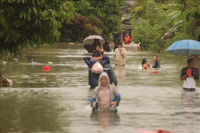 (Tư liệu) Người dân sơ tán khỏi vùng ngập lụt tại Narathiwat, Thái Lan. Ảnh: THX/TTXVN