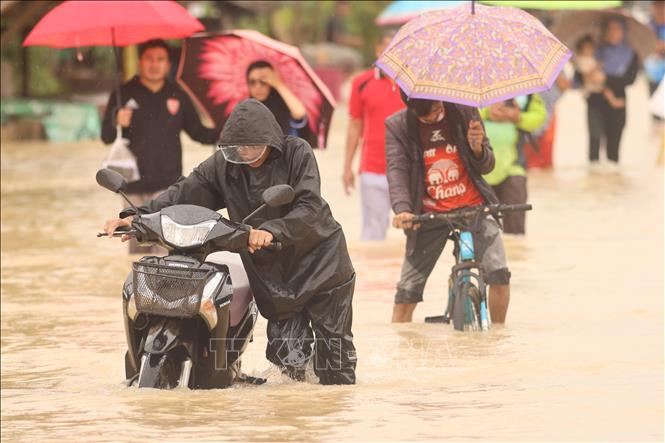 (Tư liệu) Người dân sơ tán khỏi vùng ngập lụt tại Narathiwat, Thái Lan. Ảnh: THX/TTXVN