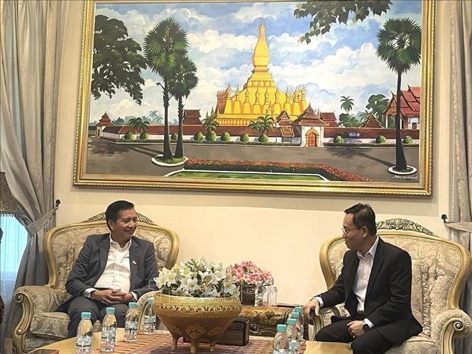 Đại sứ Việt Nam tại Malaysia Đinh Ngọc Linh (trái) với Đại sứ Lào tại Malaysia Thepthavone. (Ảnh: Thành Trung - TTXVN)
