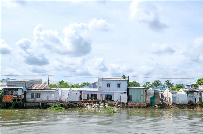 Điểm sạt lở trên sông Trà Nóc đoạn qua phường Trà An, quận Bình Thủy, thành phố Cần Thơ làm hơn 10 căn nhà bị sạt một phần. Ảnh: Thanh Liêm - TTXVN